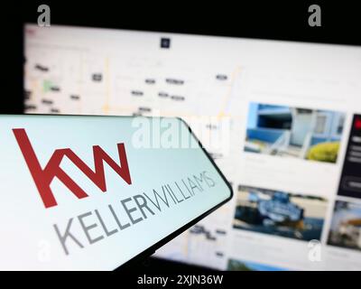 Stuttgart, Deutschland, 13.03.2023: Smartphone mit Logo der Immobilienfirma Keller Williams Realty Inc. Auf dem Bildschirm vor der Website. Konzentrieren Sie sich auf Stockfoto