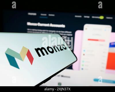 Stuttgart, Deutschland, 13.03.2023: Mobiltelefon mit Logo des britischen Bankunternehmens Monzo Bank Limited auf dem Bildschirm vor der Website. Konzentrieren Sie sich auf Stockfoto