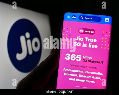 Stuttgart, Deutschland, 18.03.2023: Person, die ein Smartphone hält, mit Webseite des indischen Telekommunikationsunternehmens Reliance Jio auf dem Bildschirm mit Logo. Fokus Stockfoto