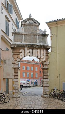 Rovinj, Kroatien - 15. Oktober 2014: Eingang zum historischen Wahrzeichen der Altstadt von Balbi. Stockfoto