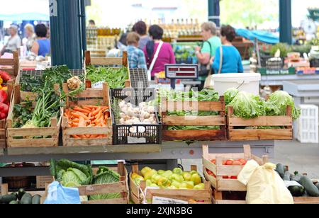 Rovinj, Kroatien - 16. Oktober 2014: Frisches Gemüse in Holzkisten auf dem lokalen Bauernmarkt in Istrien am Herbsttag. Stockfoto