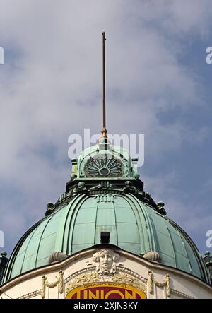 Ljubljana, Slowenien - 13. Oktober 2014: Grüner Kupferdom im Grand Hotel Union Historic Building im Stadtzentrum der Hauptstadt. Stockfoto