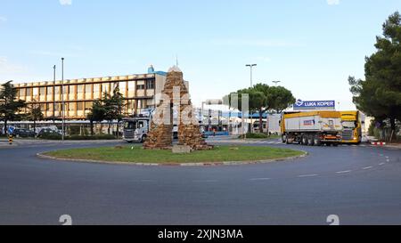 Koper, Slowenien - 14. Oktober 2014: Haupttor zum Frachtterminal und zum Logistiksystem-Zentrum für Handelshafen. Stockfoto