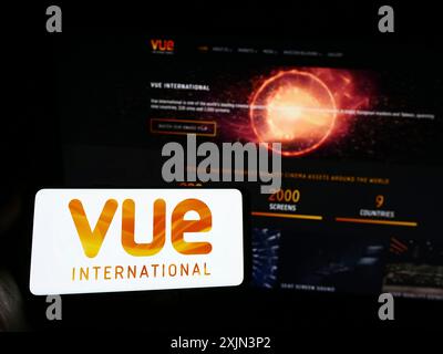 Stuttgart, Deutschland, 19.03.2023: Person mit Smartphone und Logo des Unterhaltungsunternehmens Vue International auf dem Bildschirm vor der Website. Fokus Stockfoto