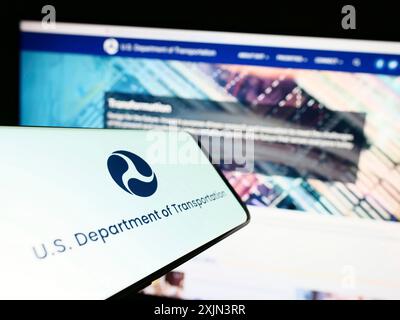 Stuttgart, Deutschland, 22.03.2023: Mobiltelefon mit Logo des US-Verkehrsministeriums (USDOT) auf dem Bildschirm mit Website. Konzentrieren Sie sich auf Stockfoto