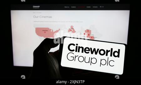 Stuttgart, Deutschland, 19.03.2023: Person, die ein Smartphone mit dem Logo des britischen Kinounternehmens Cineworld Group plc auf dem Bildschirm vor der Website hält. Stockfoto