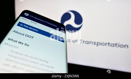 Stuttgart, Deutschland, 22.03.2023: Smartphone mit Website des US-Verkehrsministeriums (USDOT) vor dem Logo. Konzentrieren Sie sich auf Stockfoto
