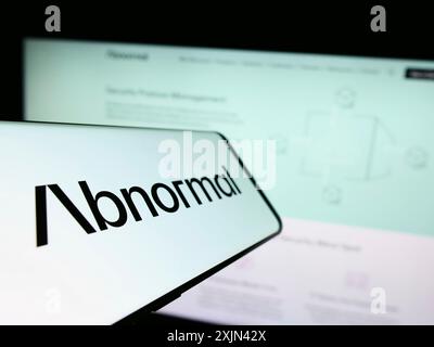 Stuttgart, Deutschland, 03-31-2023: Smartphone mit Logo der amerikanischen Firma Abnormale Security Corp. Auf dem Bildschirm vor der Business-Website. Konzentrieren Sie sich auf Stockfoto
