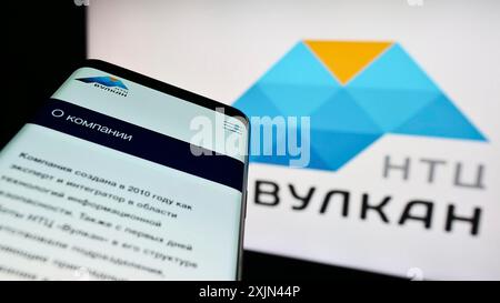 Stuttgart, Deutschland, 03-31-2023: Smartphone mit Webseite des russischen IT-Unternehmens NTC Vulkan auf dem Bildschirm vor dem Logo. Konzentrieren Sie sich auf Stockfoto