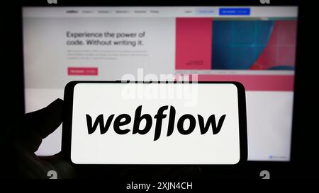 Stuttgart, Deutschland, 03-31-2023: Person, die ein Smartphone mit dem Logo des US-amerikanischen Webentwicklungssoftware-Unternehmens Webflow Inc. Auf dem Bildschirm hält Stockfoto