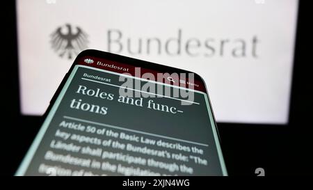 Stuttgart, Deutschland, 04.02.2023: Mobiltelefon mit Website des Bundesrats auf dem Bildschirm vor dem Siegel. Konzentrieren Sie sich auf das Telefon oben links Stockfoto