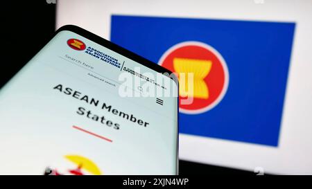 Stuttgart, Deutschland, 04.02.2023: Smartphone mit Website des Verbandes südostasiatischer Nationen (ASEAN) vor dem Logo. Konzentrieren Sie sich auf Stockfoto