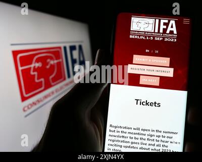 Stuttgart, Deutschland, 04.02.2023: Handybesitzer mit Webseite der Internationalen Funkausstellung Berlin (IFA) auf dem Bildschirm mit Logo. Konzentrieren Sie sich auf Stockfoto