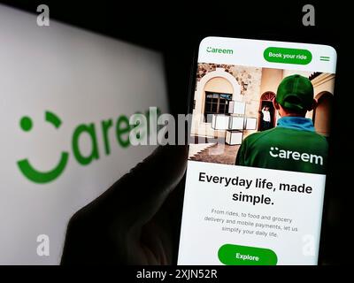 Stuttgart, Deutschland, 23.04.2023: Person, die ein Mobiltelefon hält, mit der Website des Emirati-Unternehmens Careem Networks FZ-LLC vor dem Logo auf dem Bildschirm angezeigt wird. Fokus Stockfoto