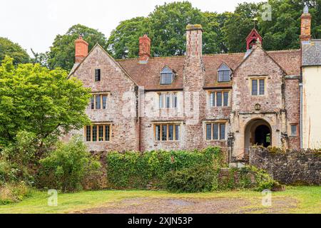 Dodington Hall, ein Herrenhaus aus lokalem rotem Sandstein aus dem 15. Jahrhundert, das seinen offenen Saal in Dodington, nahe Nether Stowey, Somerset, England, behält Stockfoto
