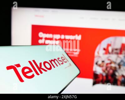 Stuttgart, 24.04.2023: Smartphone mit Logo der Firma PT Telekunikasi Selular (Telkomsel) auf dem Bildschirm vor der Website. Konzentrieren Sie sich auf Stockfoto