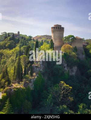 Historische Festung Brisighella. Blick vom Uhrenturm. Auch bekannt als Rocca Manfrediana oder Rocca dei Veneziani. Diese 1300s-Architektur wurde von der gebaut Stockfoto