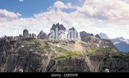 Blick auf den Berg Cadini di Misurina vom Weg der drei Gipfel des Lavaredo, insbesondere von der Alpenkapelle. Dolomiten, Italien Stockfoto