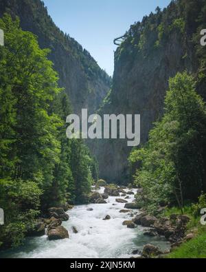 Der Bach im Orrido von Pré Saint Didier, ein Blick im Sommer auf diese tiefe Schlucht im Aosta-Tal. Italien. Stockfoto