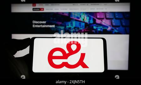 Stuttgart, Deutschland, 23.04.2023: Person, die ein Smartphone mit dem Logo der Emirates Telecommunications Group (etisalat) auf dem Bildschirm vor der Website hält. Stockfoto