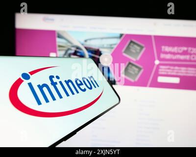 Stuttgart, 16.04.2023: Mobiltelefon mit Logo des Halbleiterunternehmens Infineon Technologies AG auf dem Bildschirm vor der Website. Konzentrieren Sie sich auf Stockfoto