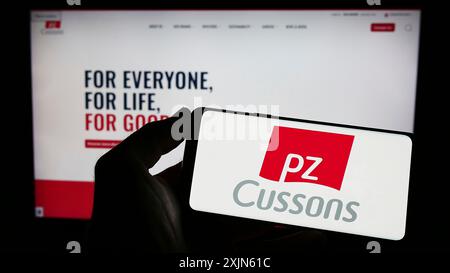 Stuttgart, Deutschland, 20.04.2023: Person, die ein Smartphone mit dem Logo des britischen Konsumgüterunternehmens PZ Cussons plc auf dem Bildschirm vor der Website hält. Stockfoto