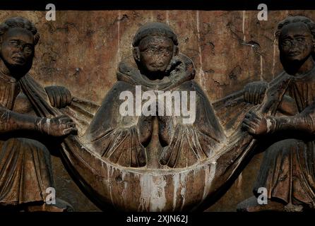 Engel heben einen Mönch in den Himmel in einer langobardischen Skulptur auf einem Sarkophag aus den 1300er Jahren n. Chr., Chiesa di Sant’Apollinare, in Trient, Trentino-Südtirol, Italien. Stockfoto