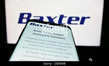 Stuttgart, Deutschland, 03-31-2023: Smartphone mit Website des amerikanischen Gesundheitsunternehmens Baxter International Inc. Auf dem Bildschirm vor dem Logo. Konzentrieren Sie sich auf Stockfoto