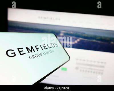 Stuttgart, Deutschland, 03-31-2023: Mobiltelefon mit Logo des Bergbauunternehmens Gemfields Group Ltd. Auf dem Bildschirm vor der Business-Website. Konzentrieren Sie sich auf Stockfoto
