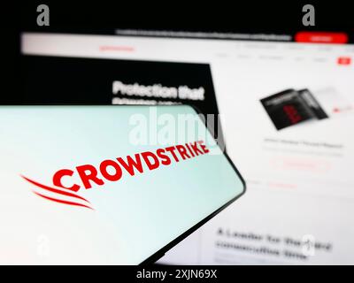 Stuttgart, Deutschland, 03-31-2023: Smartphone mit Logo des Cybersicherheitsunternehmens CrowdStrike Holdings Inc. Auf dem Bildschirm vor der Business-Website. Fokus Stockfoto