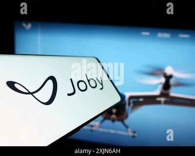 Stuttgart, Deutschland, 03-31-2023: Smartphone mit Logo des amerikanischen eVTOL-Unternehmens Joby Aviation auf dem Bildschirm vor der Business-Website. Konzentrieren Sie sich auf Stockfoto