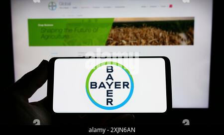 Stuttgart, Deutschland, 16.04.2023: Person, die ein Smartphone mit dem Logo des deutschen Pharmaunternehmens Bayer AG auf dem Bildschirm vor der Website hält. Konzentrieren Sie sich auf Stockfoto