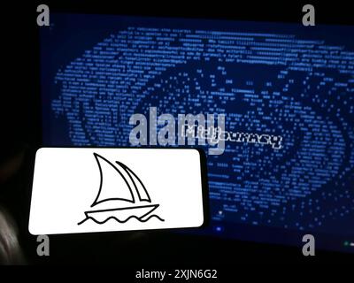 Stuttgart, 25.03.2023: Person, die ein Smartphone mit dem Logo des Künstlichen Intelligenz-Unternehmens MidJourney Inc. Auf dem Bildschirm vor der Website hält. Stockfoto