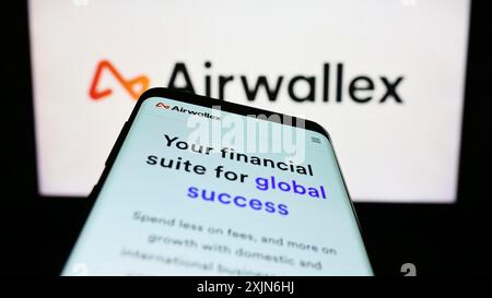 Stuttgart, 26.03.2023: Mobiltelefon mit Website des Finanztechnikunternehmens Airwallex auf dem Bildschirm vor dem Geschäftslogo. Konzentrieren Sie sich auf Stockfoto