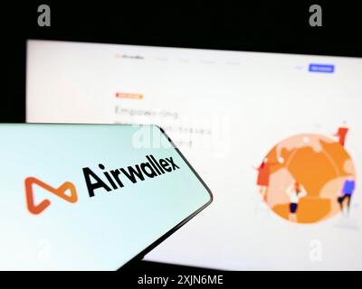 Stuttgart, 26.03.2023: Smartphone mit Logo des Finanztechnikunternehmens Airwallex auf dem Bildschirm vor der Business-Website. Fokus rechts Stockfoto