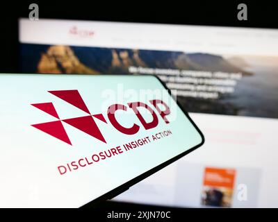 Stuttgart, 25.03.2023: Smartphone mit Logo der Organisation Carbon Disclosure Project (CDP) auf dem Bildschirm vor der Website. Konzentrieren Sie sich auf Stockfoto