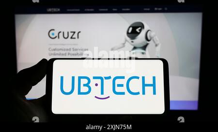 Stuttgart, Deutschland, 26.03.2023: Person mit Smartphone mit Logo des chinesischen Unternehmens UBTech Robotics Corp. Ltd. Auf dem Bildschirm vor der Website. Stockfoto