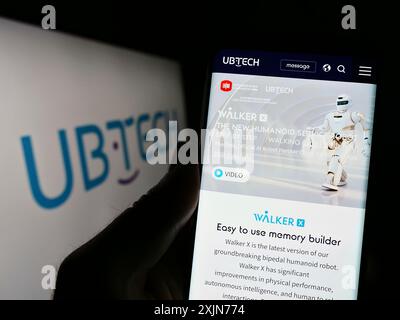 Stuttgart, Deutschland, 26.03.2023: Person, die ein Smartphone hält, mit Webseite des chinesischen Unternehmens UBTech Robotics Corp. Ltd. Auf dem Bildschirm vor dem Logo. Stockfoto