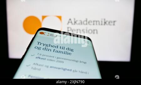 Stuttgart, Deutschland, 04.01.2023: Smartphone mit Website der dänischen Pensionskasse AkademikerPension auf dem Bildschirm vor dem Firmenlogo. Konzentrieren Sie sich auf Stockfoto