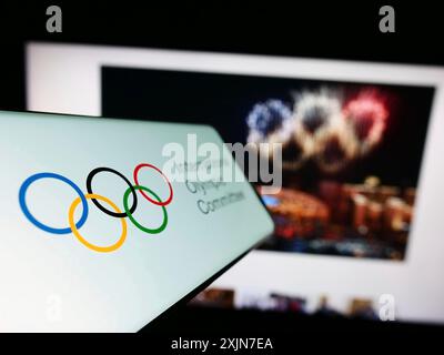 Stuttgart, 24.06.2023: Mobiltelefon mit Logo des Internationalen Olympischen Komitees (IOC) auf dem Bildschirm vor der Website. Konzentrieren Sie sich auf Stockfoto