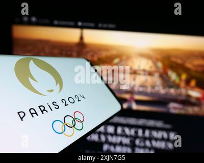 Stuttgart, 19.06.2023: Handy mit Logo der Olympischen Sommerspiele 2024 in Paris vor der Website. Konzentrieren Sie sich auf die linke Mitte des Telefons Stockfoto