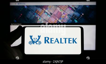 Stuttgart, 23.06.2023: Person, die ein Smartphone mit dem Logo des taiwanesischen Unternehmens Realtek Semiconductor Corp. Auf dem Bildschirm vor der Website hält. Stockfoto