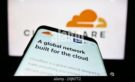 Stuttgart, 17.06.2023: Smartphone mit Webseite des US-amerikanischen ICT-Unternehmens Cloudflare Inc. Auf dem Bildschirm vor dem Firmenlogo. Fokus oben links von Stockfoto