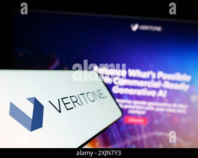 Stuttgart, Deutschland, 18.06.2023: Smartphone mit Logo des amerikanischen Künstlichen Intelligenz-Unternehmens Veritone Inc. Auf dem Bildschirm vor der Website. Fokus Stockfoto