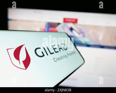 Stuttgart, 17.06.2023: Mobiltelefon mit Logo des amerikanischen biopharmazeutischen Unternehmens Gilead Sciences Inc. Auf dem Bildschirm vor der Website. Stockfoto