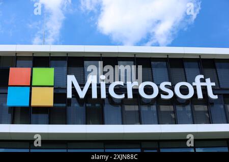 Logo / Schriftzug der Firma Microsoft am 19.07.2024 in München. Durch ein IT-Problem bei den Firmen Microsoft und CrowdStrike ist es weltweit zu Einschränkungen des öffentlichen Lebens bei Flughäfen, Banken, Hotels, Krankenhäuser und Tankstellen gekommen. *** Logobeschriftung der Firma Microsoft am 19 07 2024 in München aufgrund eines IT-Problems bei den Firmen Microsoft und CrowdStrike gab es weltweit Einschränkungen des öffentlichen Lebens an Flughäfen, Banken, Hotels, Krankenhäusern und Tankstellen xMSx Stockfoto