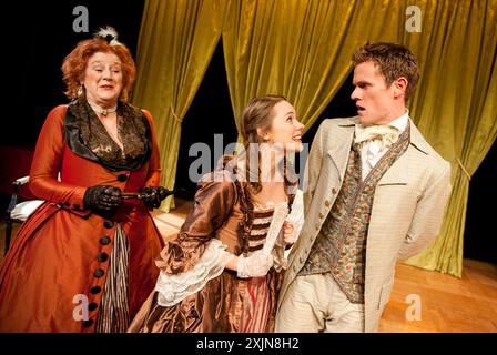 l-r: Maggie Steed (Mrs Racket), Gina Beck (Letitia Hardy), Michael Lindall (Doricourt) in THE BELLE's STRATAGEM von Hannah Cowley im Southwark Playhouse, London SE1 09/09/2011 Set-Design: Simon Kenny Kostüme: Nicola Fitchett Beleuchtung: Christopher Nairne Regie: Jessica Swale Stockfoto