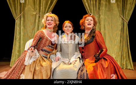 l-r: Jackie Clune (Miss Ogle), Hannah Spearritt (Lady Frances Touchwood), Maggie Steed (Mrs Racket) in THE BELLE's STRATAGEM von Hannah Cowley im Southwark Playhouse, London SE1 09/09/2011 Set-Design: Simon Kenny Kostüme: Nicola Fitchett Beleuchtung: Christopher Nairne Regie: Jessica Swale Stockfoto