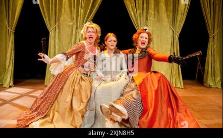 l-r: Jackie Clune (Miss Ogle), Hannah Spearritt (Lady Frances Touchwood), Maggie Steed (Mrs Racket) in THE BELLE's STRATAGEM von Hannah Cowley im Southwark Playhouse, London SE1 09/09/2011 Set-Design: Simon Kenny Kostüme: Nicola Fitchett Beleuchtung: Christopher Nairne Regie: Jessica Swale Stockfoto