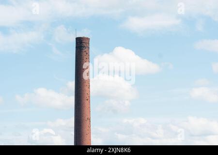 Ein alter Ziegelsteinfabrikschornstein gegen den Himmel Stockfoto